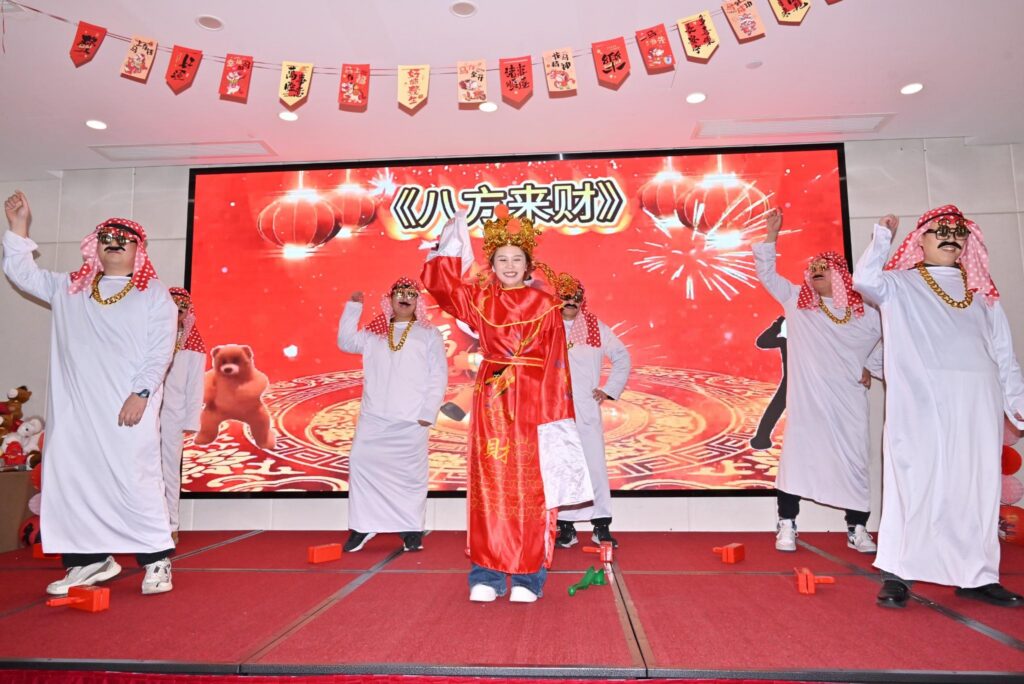 创意节目《八方来财》舞台表演