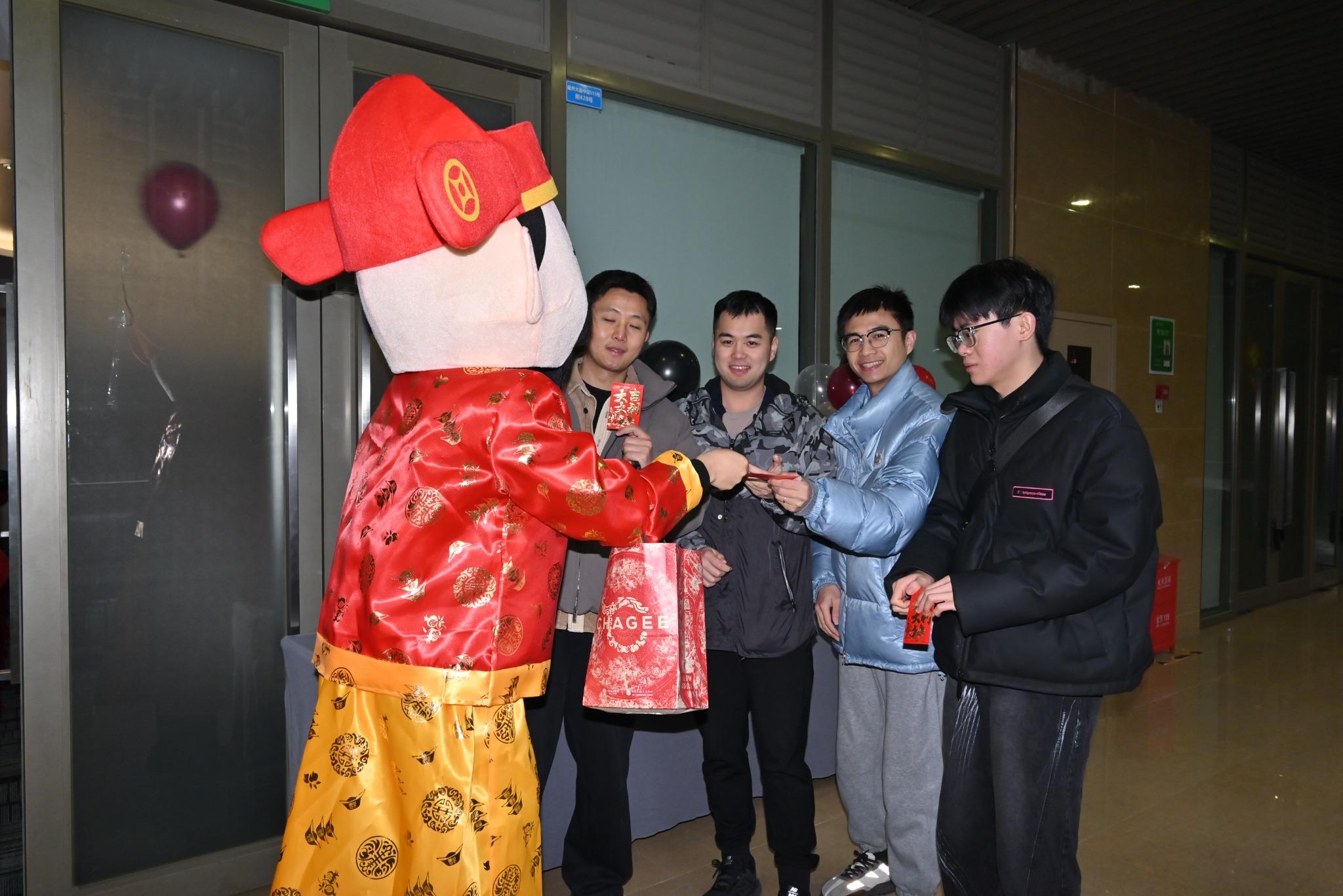 博海悦意团队成员在年会现场领取新春祝福